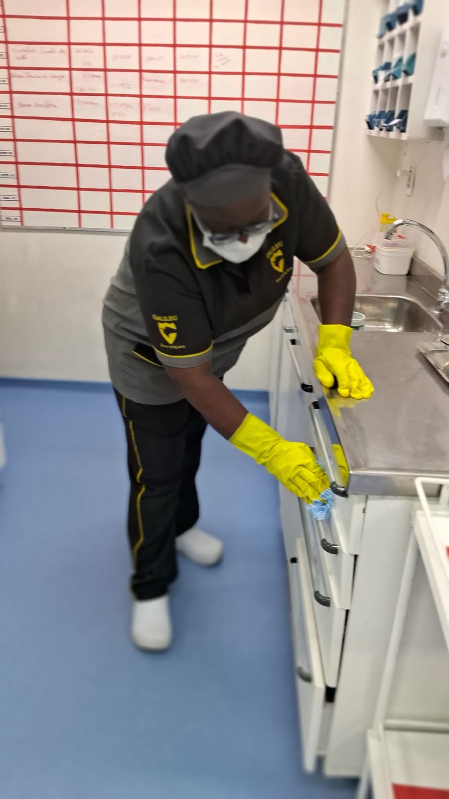 Colaboradora Galileu limpando poltronas em quarto hospitalar